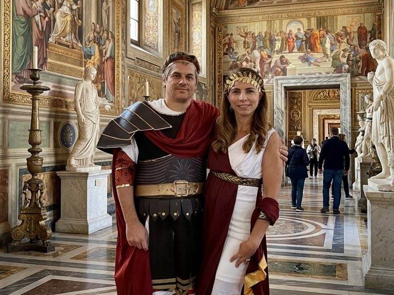 Felipe y Caro vestidos de romanos en los Museos Vaticanos